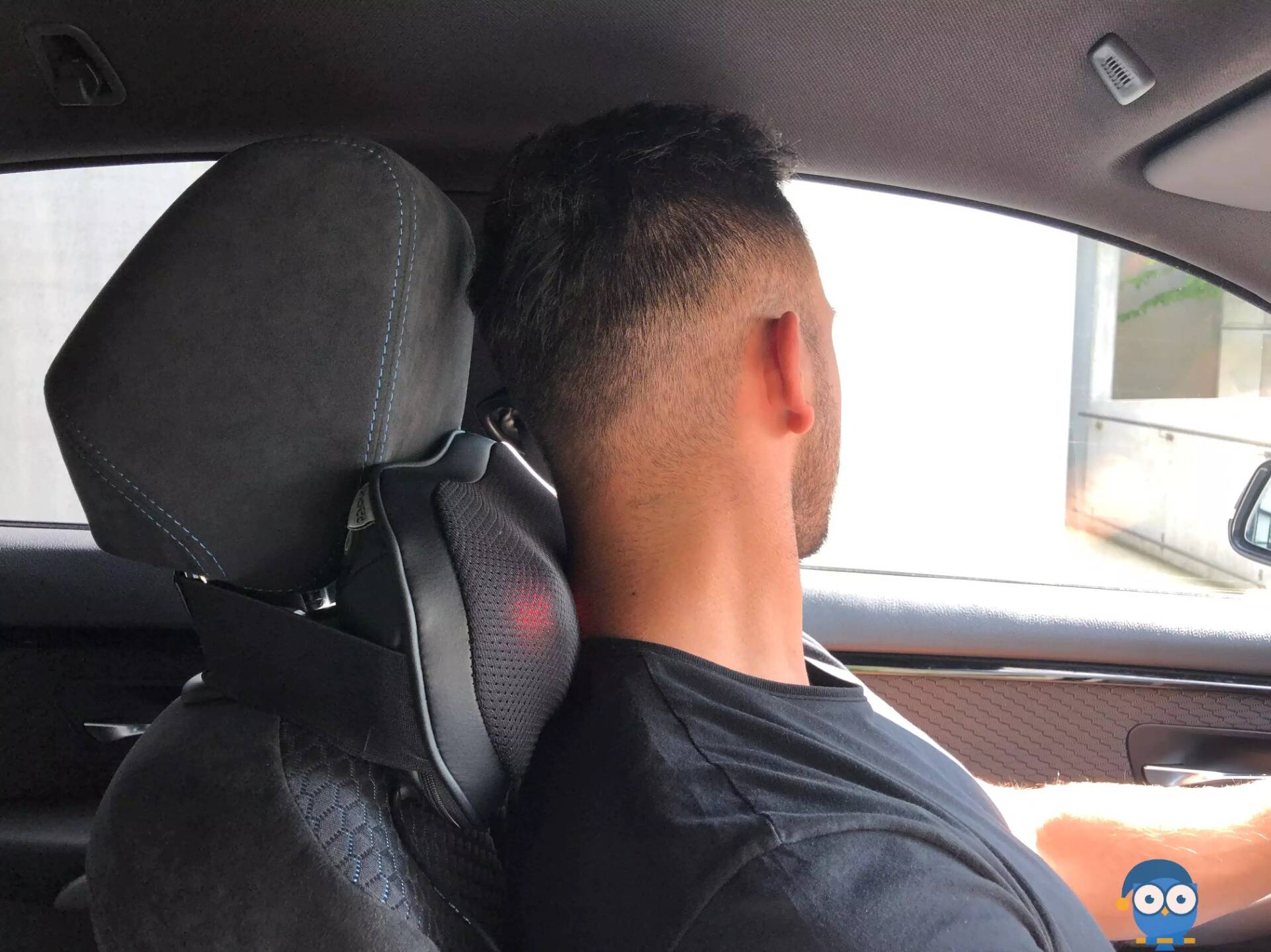 Beurer Shiatsu massagekussen vastgemaakt aan een stoel